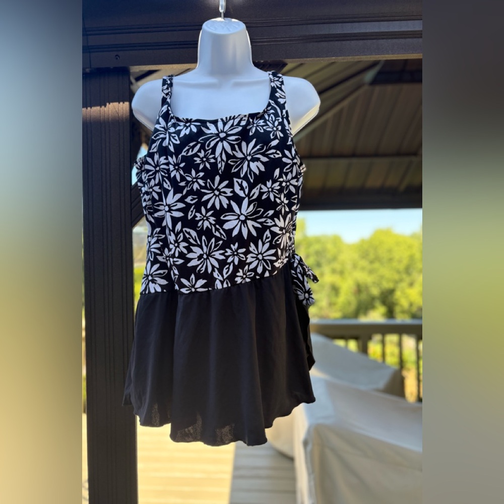 MAXINE OF HOLLYWOOD Black & White Bathing Suit, Floral Top/Black Bottom Size: 24